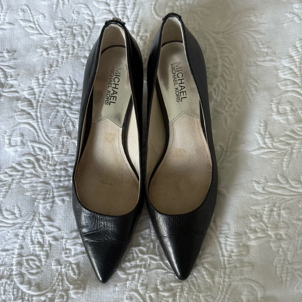 Michael KORS Black Leather Kitten Heel Pumps Size 6